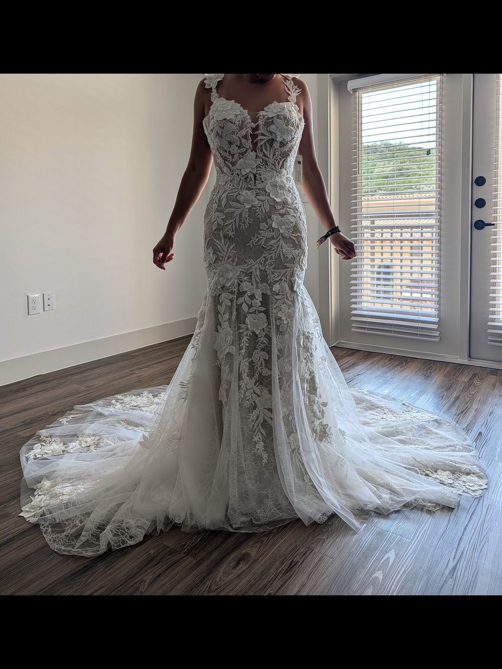 Elegant White Lace Mermaid Wedding Dress with Floral Appliqué